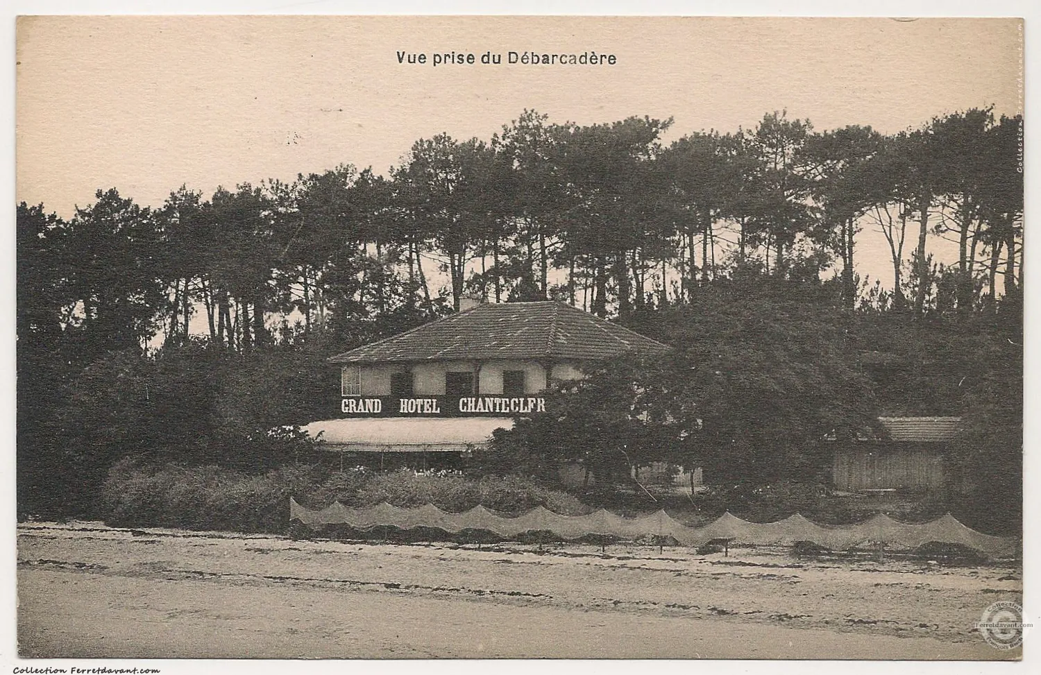 Carte postale ancienne du Grand Hôtel Chantecler vu du débarcadère, collection Ferret d’avant