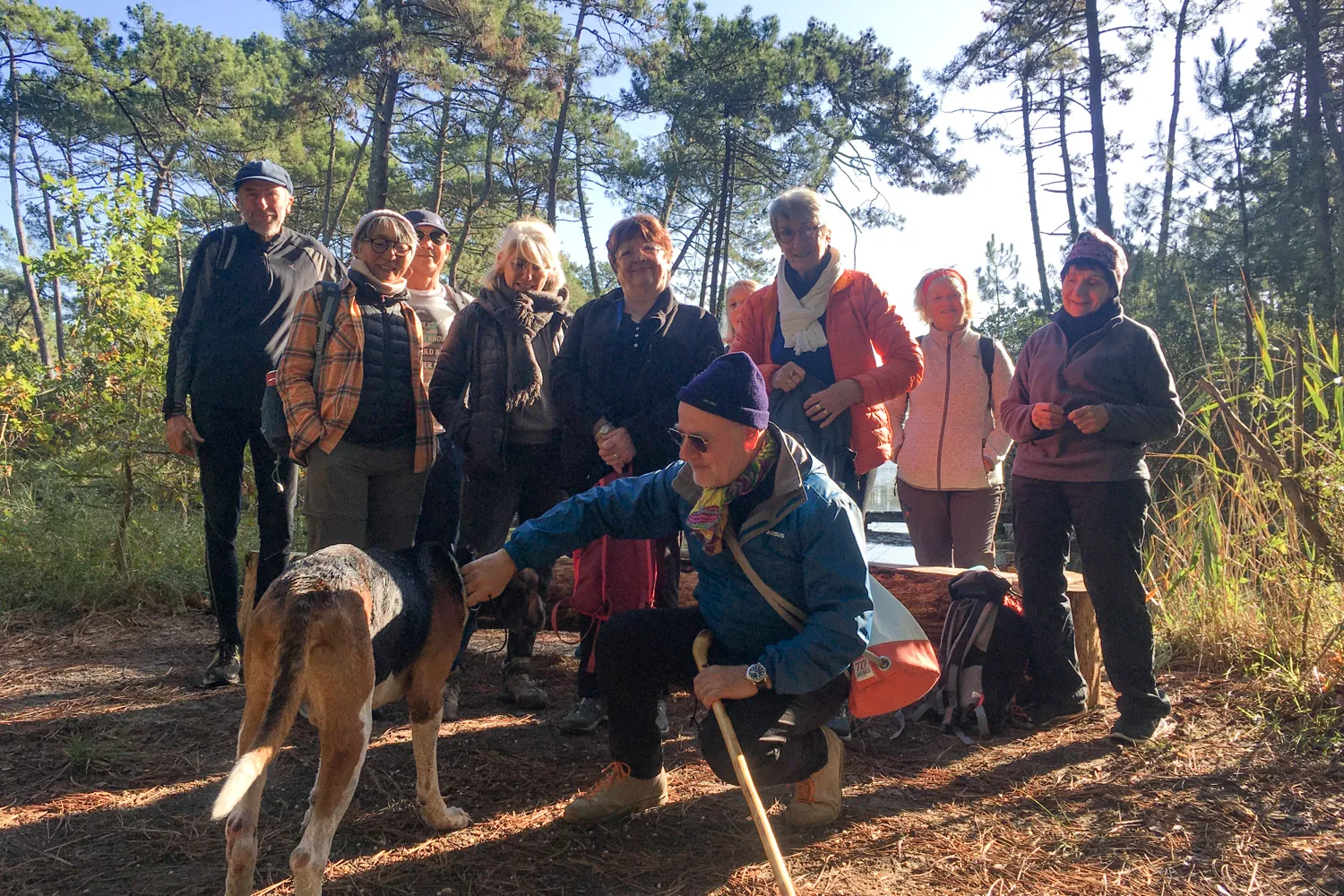Le groupe de marcheurs, et un chien, dans la réserve de Piraillan un matin d’automne